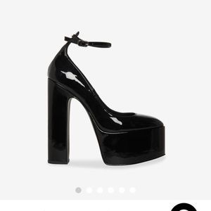 STEVE MADDEN BRAND NEW SKYRISE HEALS  NEVER WORN